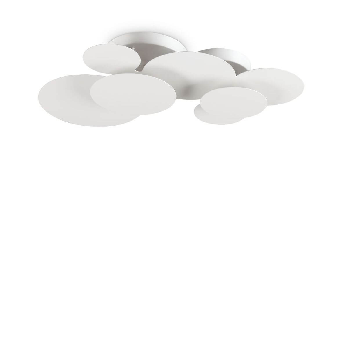 Plafonnier blanc aux disques ronds superposés, vu de face sur fond blanc