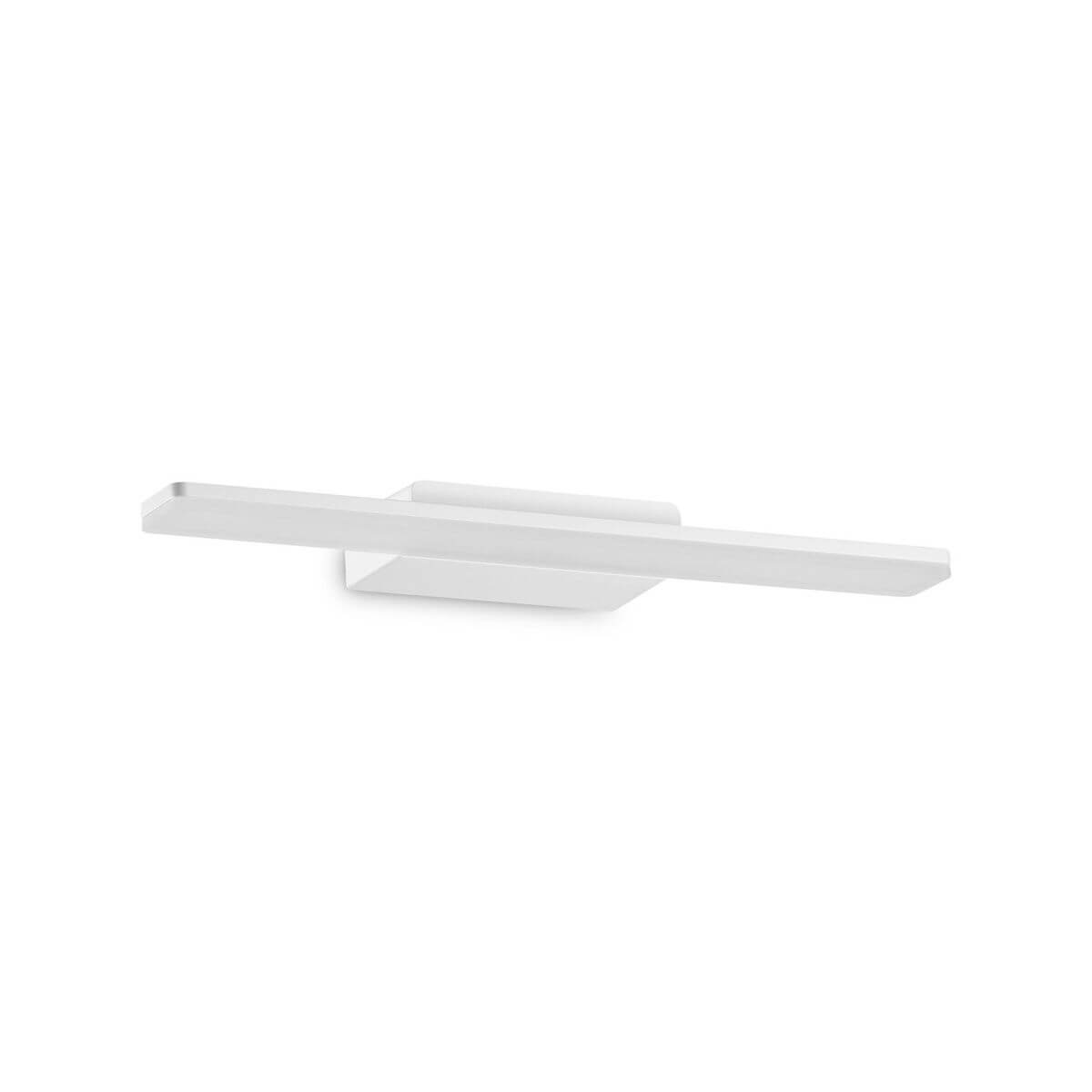 Applique murale blanche rectangulaire présentée de face sur fond blanc