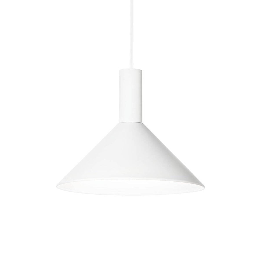 Suspension blanche de face, large abat-jour conique et douille cylindrique, fond neutre