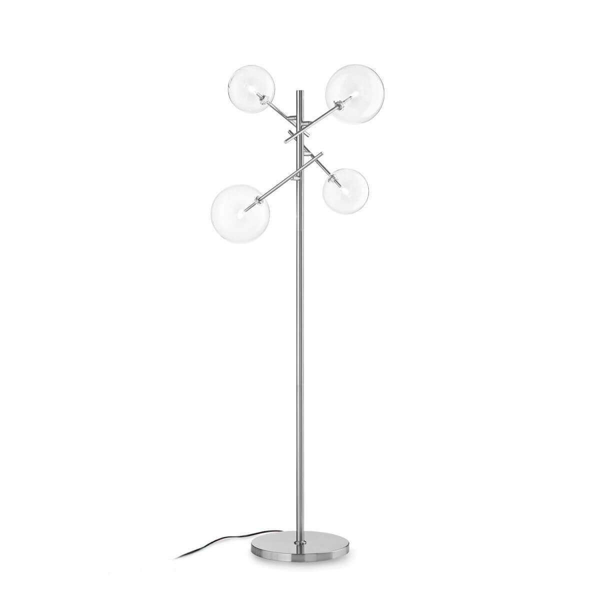Lampadaire chromé avec quatre globes en verre transparent sur tige centrale.