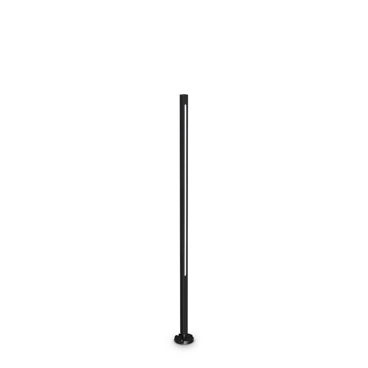 Lampadaire extérieur noir de face sur fond blanc, long profil vertical avec diffuseur linéaire.