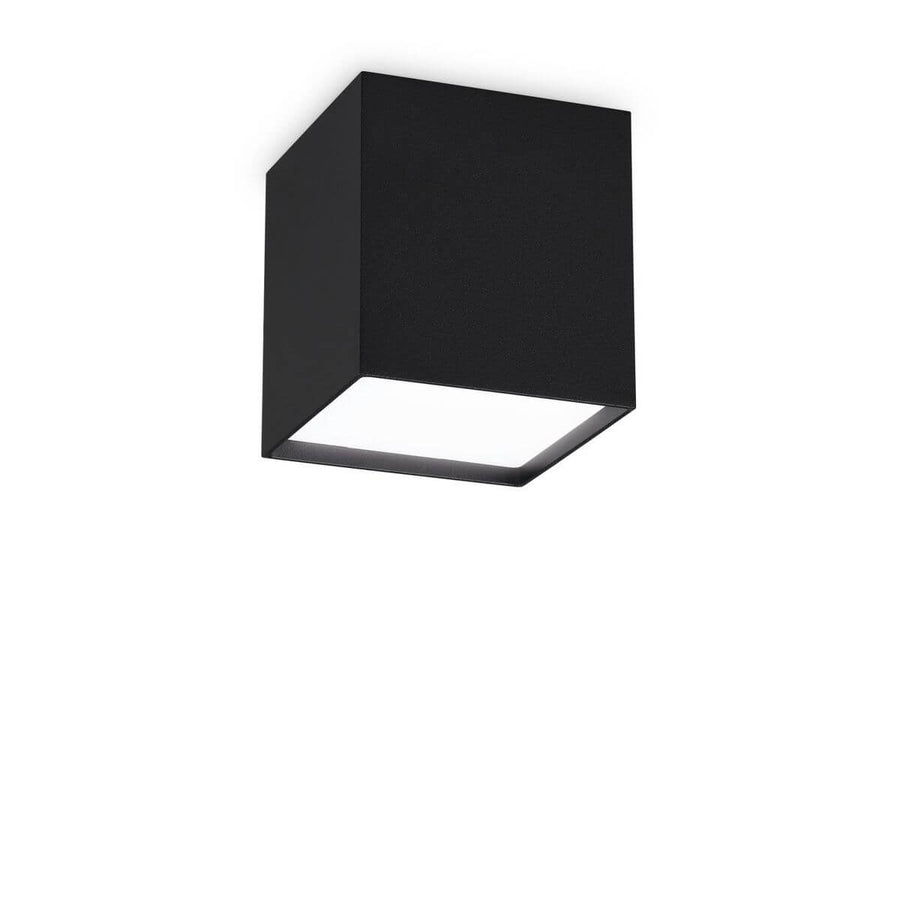Plafonnier cubique noir mat vu de trois quarts sur fond blanc neutre