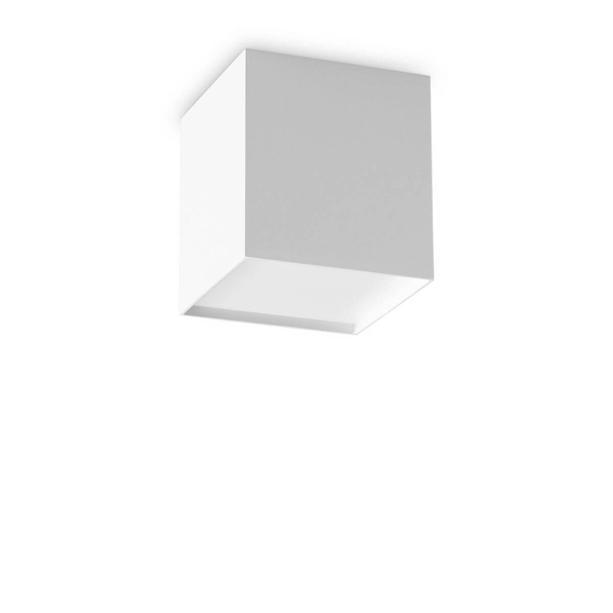 Plafonnier cubique blanc vu de trois quarts, face avant et dessous lumineux