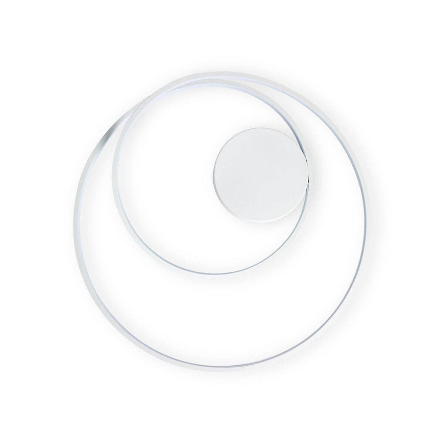 Vue rapprochée de face du luminaire blanc, montrant ses anneaux fins et superposés.