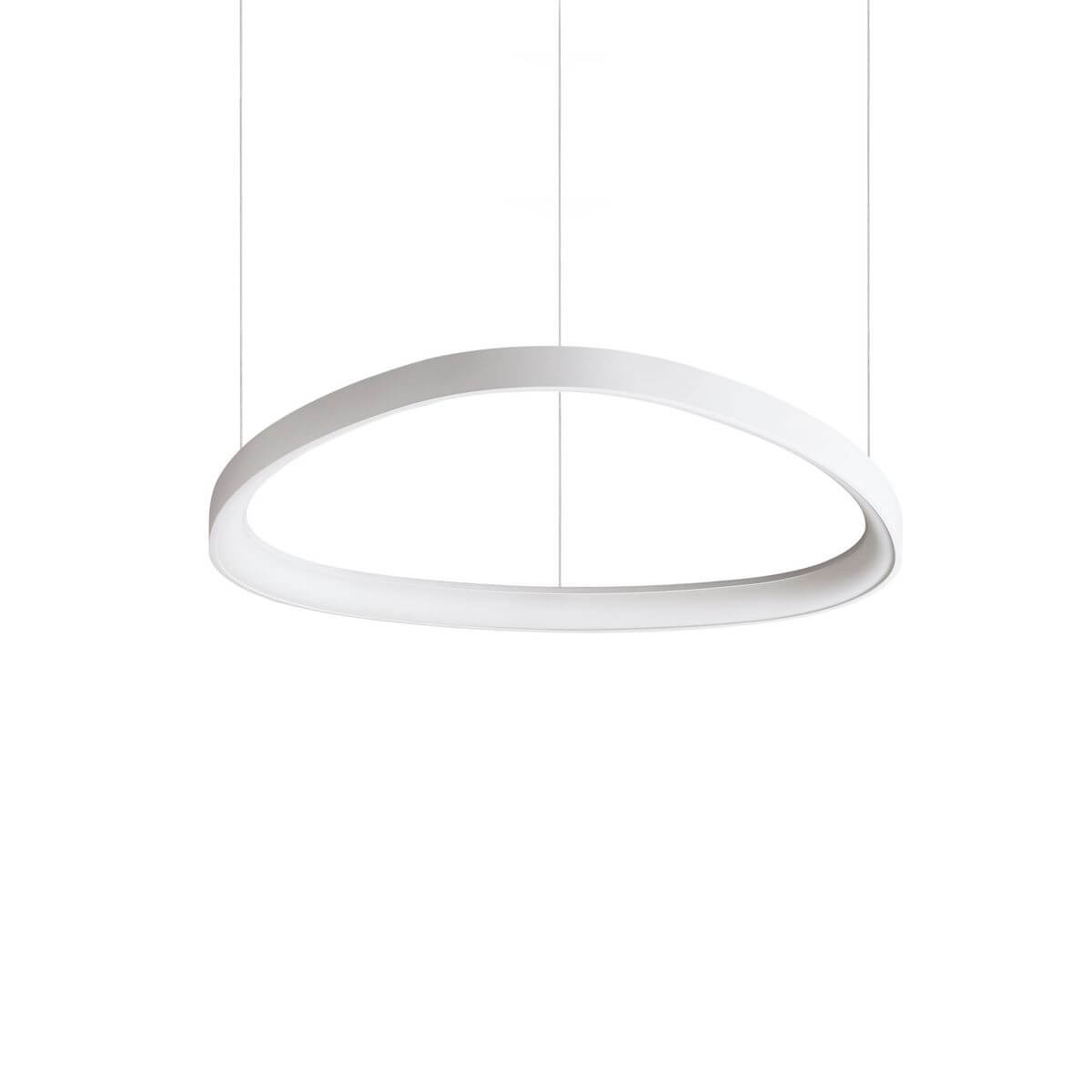 Vue de face du luminaire suspendu montrant l'anneau blanc allumé et ses câbles fins