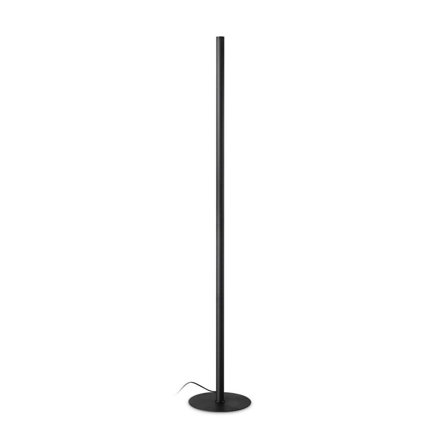 Lampadaire noir vu de face, colonne fine et base ronde plate sur fond blanc