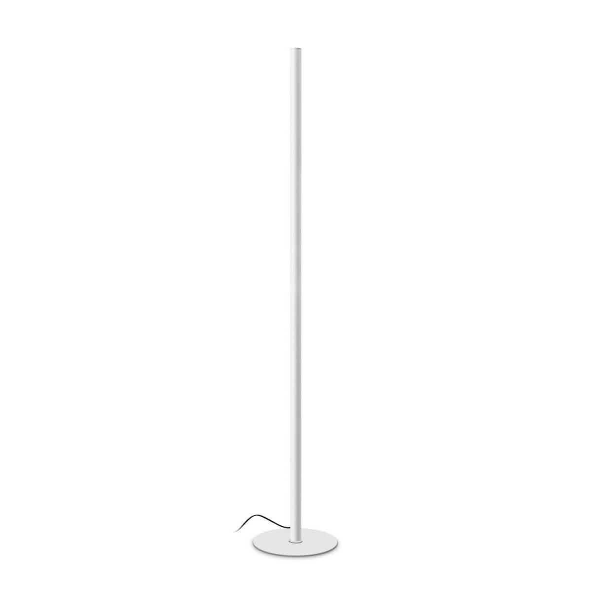 Lampadaire blanc minimaliste vu de face avec base ronde et fin tuyau vertical