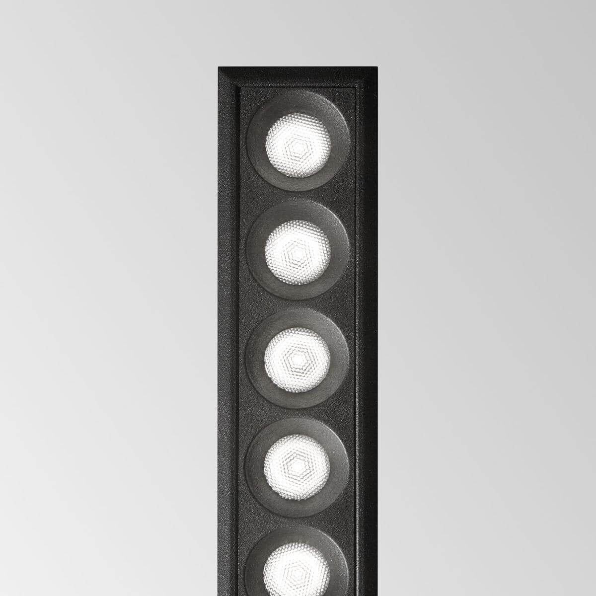 Vue en plongée d'une rangée verticale de modules LED ronds.