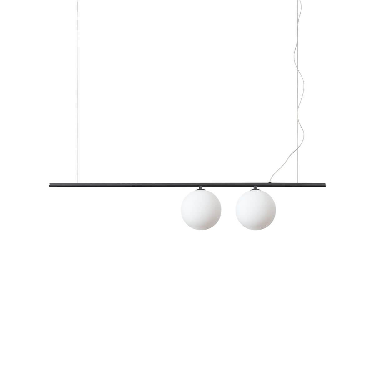 Suspension noire à deux globes en verre opalin, vue de face sur fond blanc.