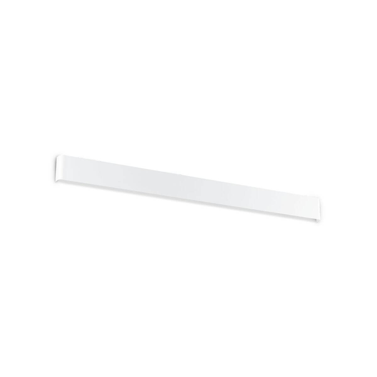 Applique murale blanche de forme allongée, vue de face sur fond blanc neutre