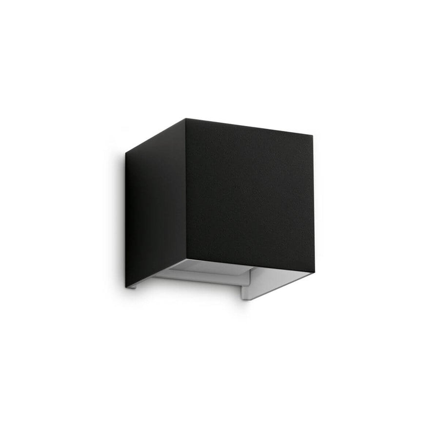 Applique murale cube noire mate, vue de face sur fond blanc, éclairage haut et bas