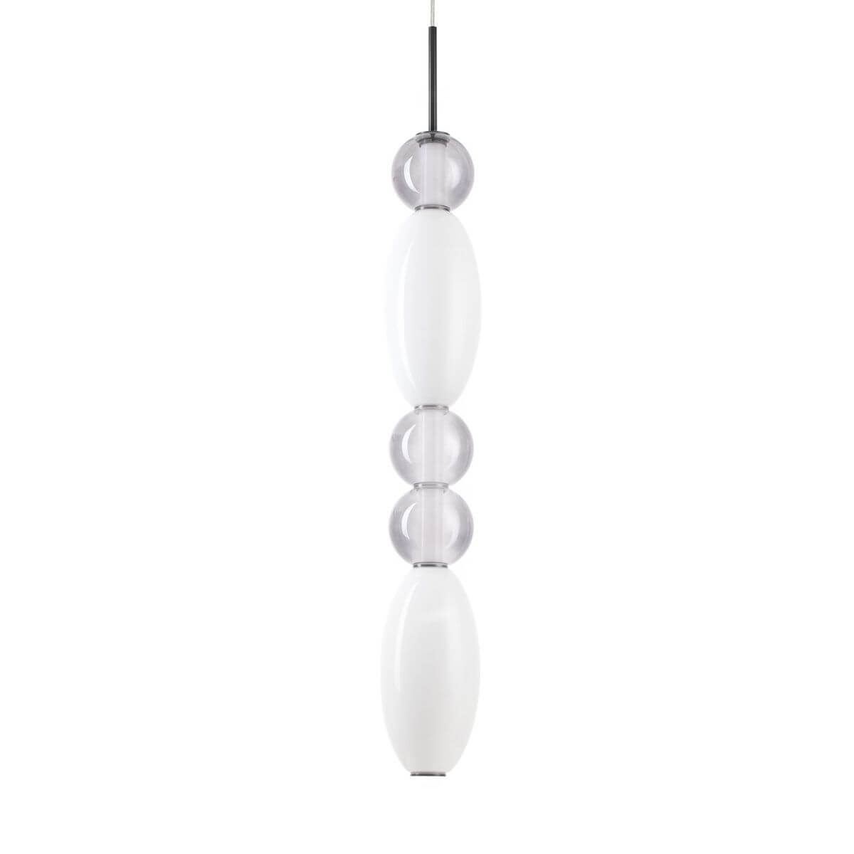 Suspension en verre blanc et boules transparentes, vue de face sur fond blanc