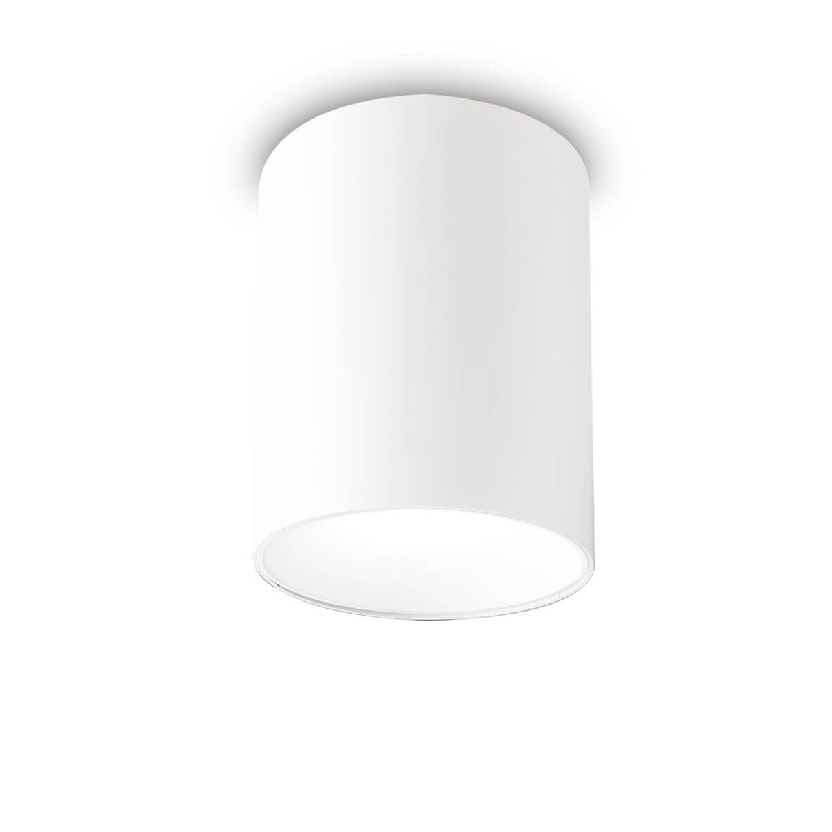 Plafonnier cylindrique blanc vu de trois quarts, posé contre le plafond, lumière allumée