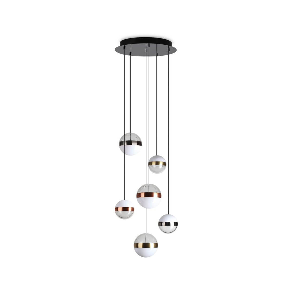 Suspension blanche composée de sept globes en verre suspendus à câbles noirs sur fond blanc.