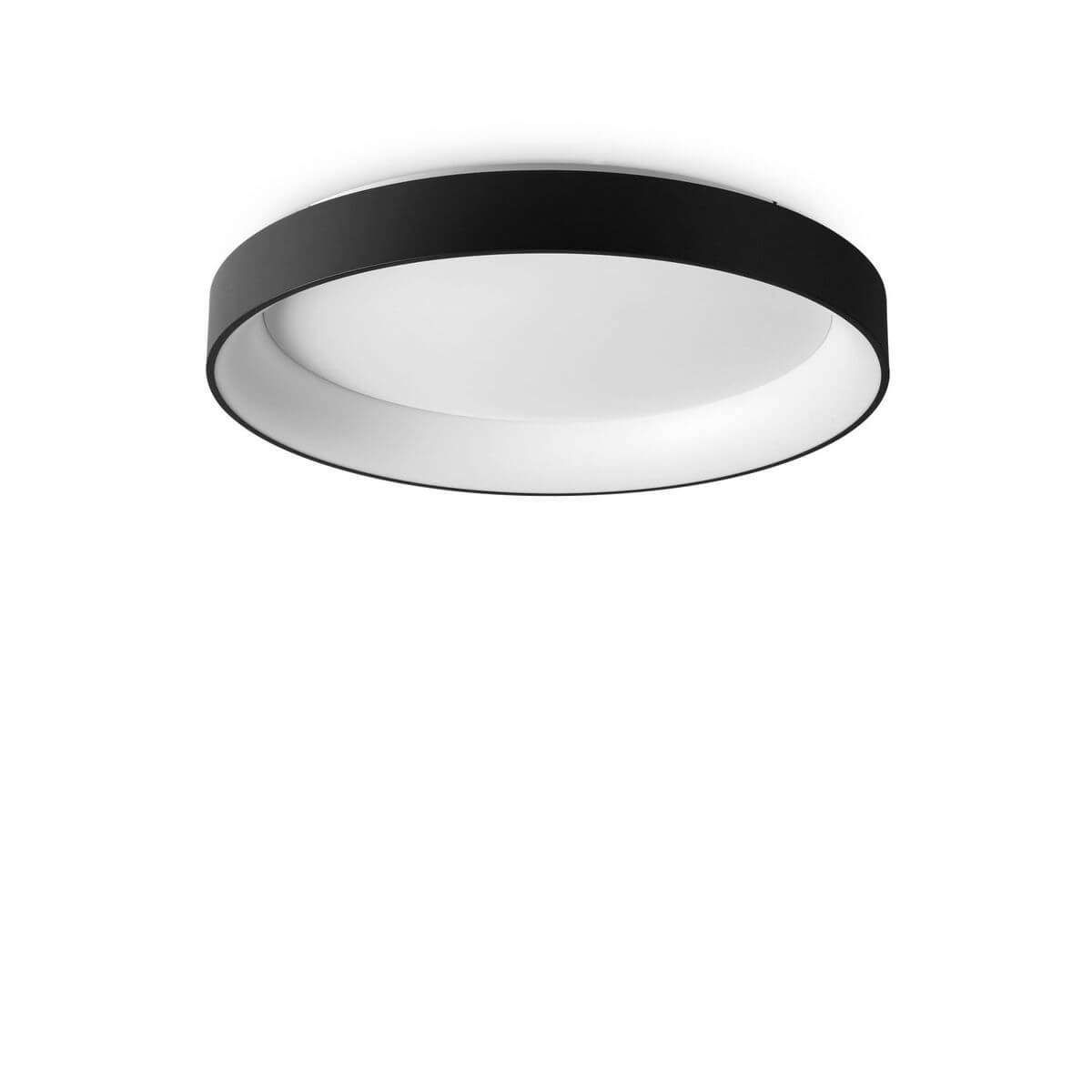 Plafonnier rond noir vu de trois quarts, cerclage métallique et diffuseur blanc opale