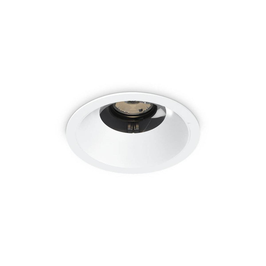 Spot encastré au plafond, collerette blanche et source centrale visible de dessous.
