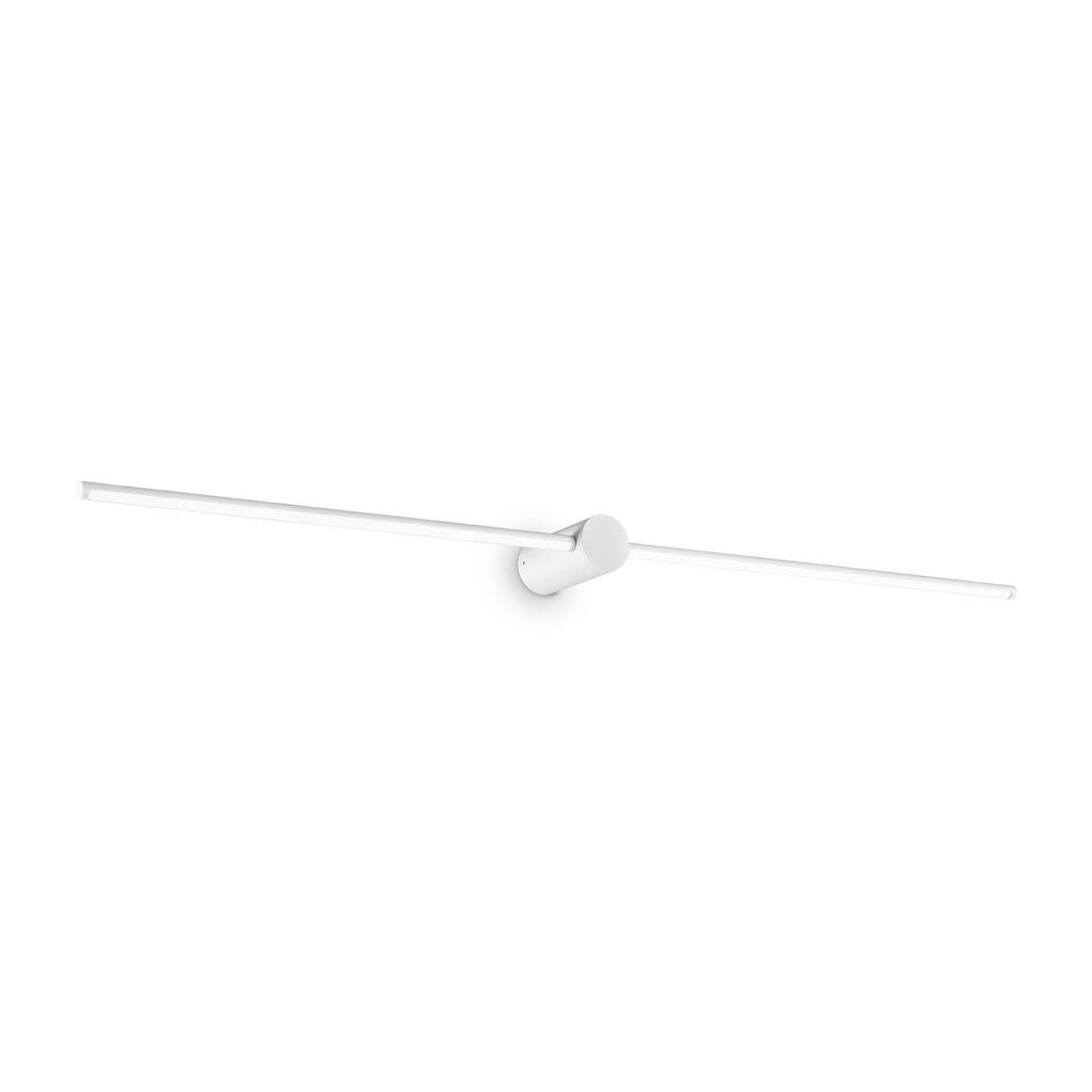 Applique murale blanche linéaire, long tube fin horizontal et support central arrondi sur fond blanc