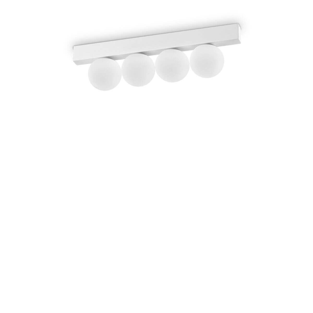 Plafonnier blanc vu de face, quatre globes opalins alignés sous un bandeau rectangulaire