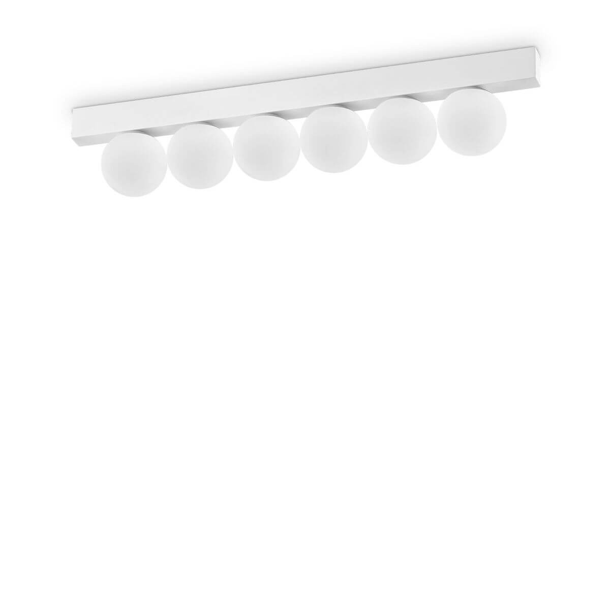 Plafonnier blanc à six globes en verre fixés sous une barre rectangulaire