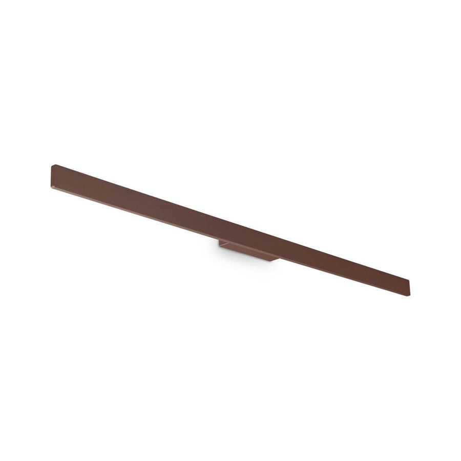 Applique murale linéaire marron vue de face sur fond blanc, profil fin et allongé