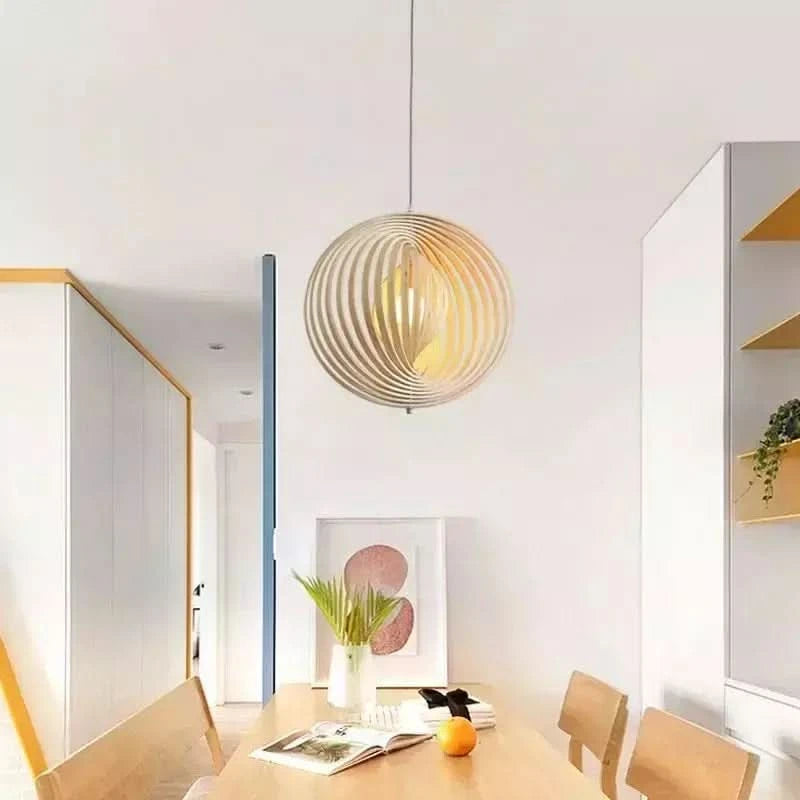 Suspension boule bois éclairant une table de salle à manger lumineuse