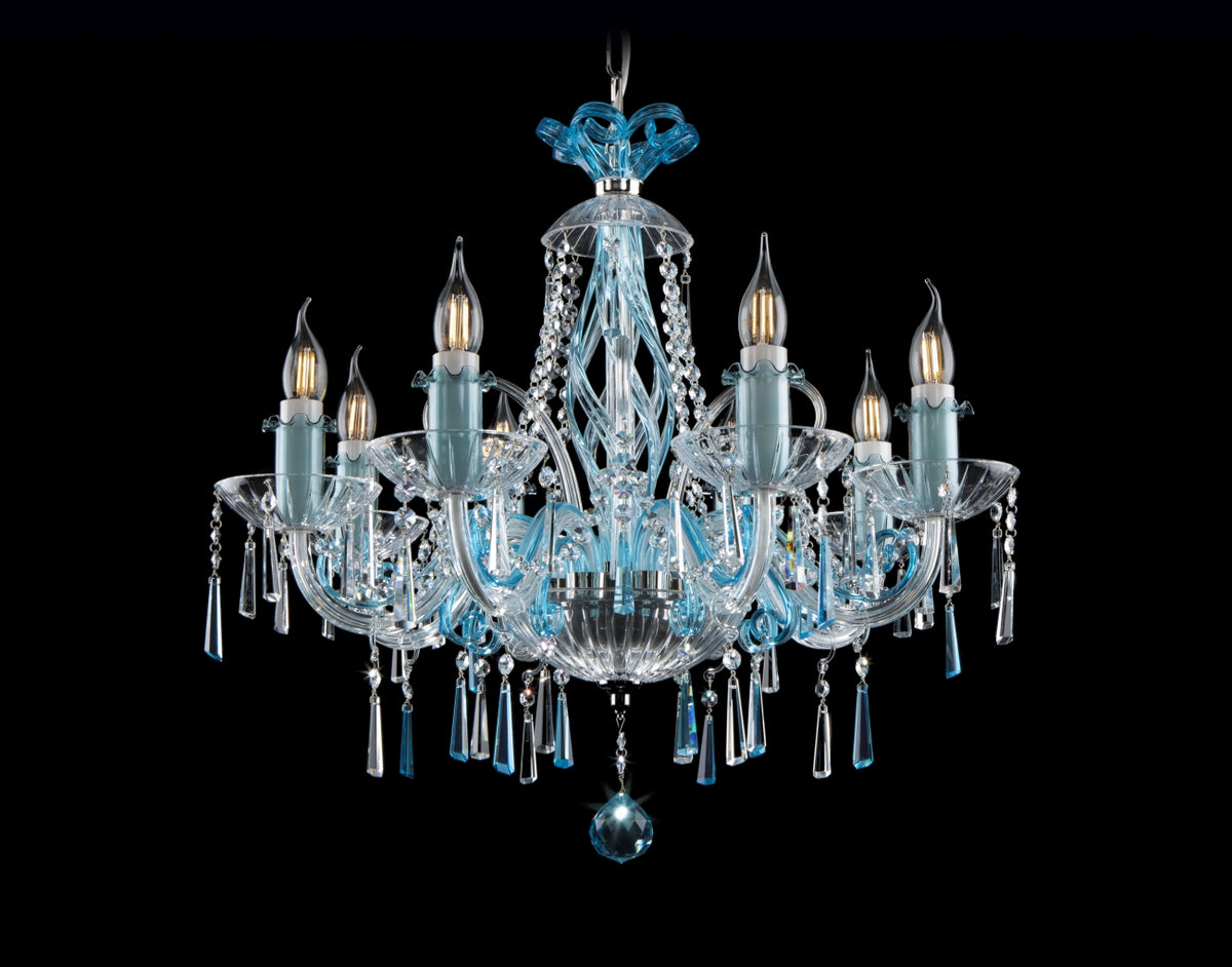 Lustre en cristal bleu et透明 suspendu, huit bras lumineux sur fond noir