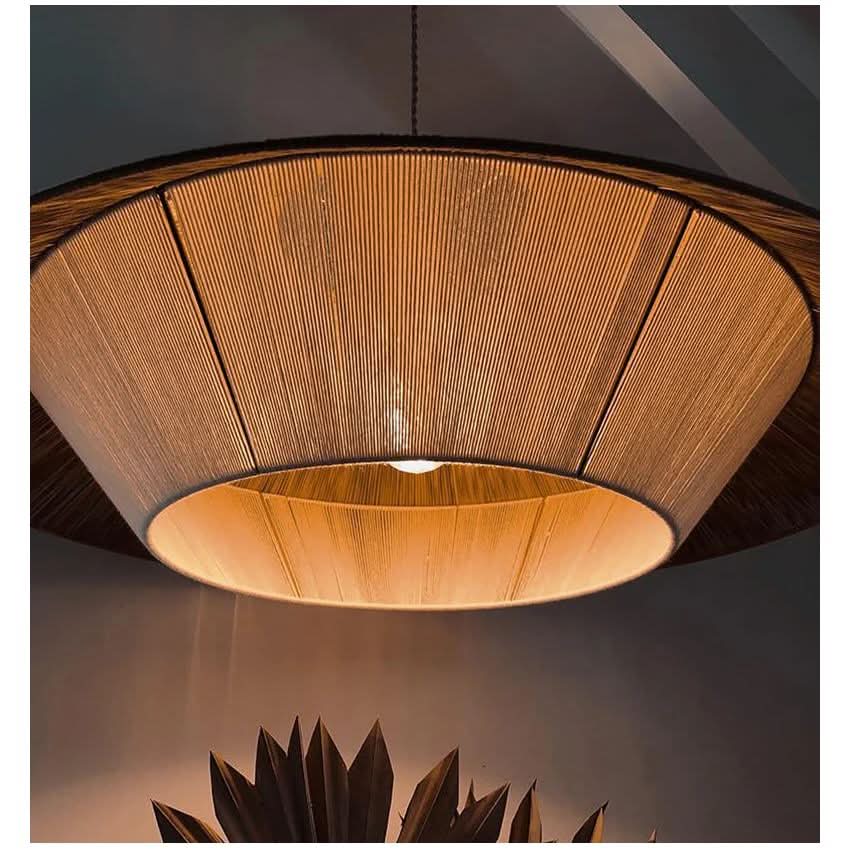Détail de l'intérieur tressé et de la douille, éclairage diffus vu de dessous