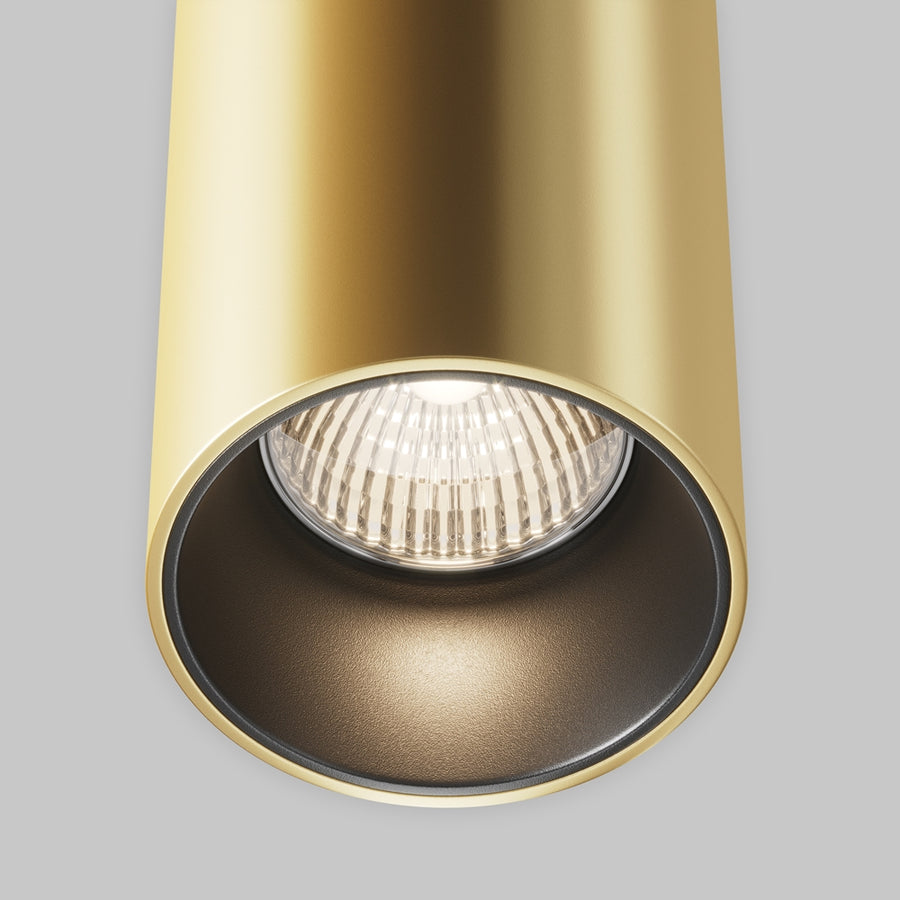 Gros plan sous le luminaire montrant l'ampoule et l'intérieur bronzé texturé