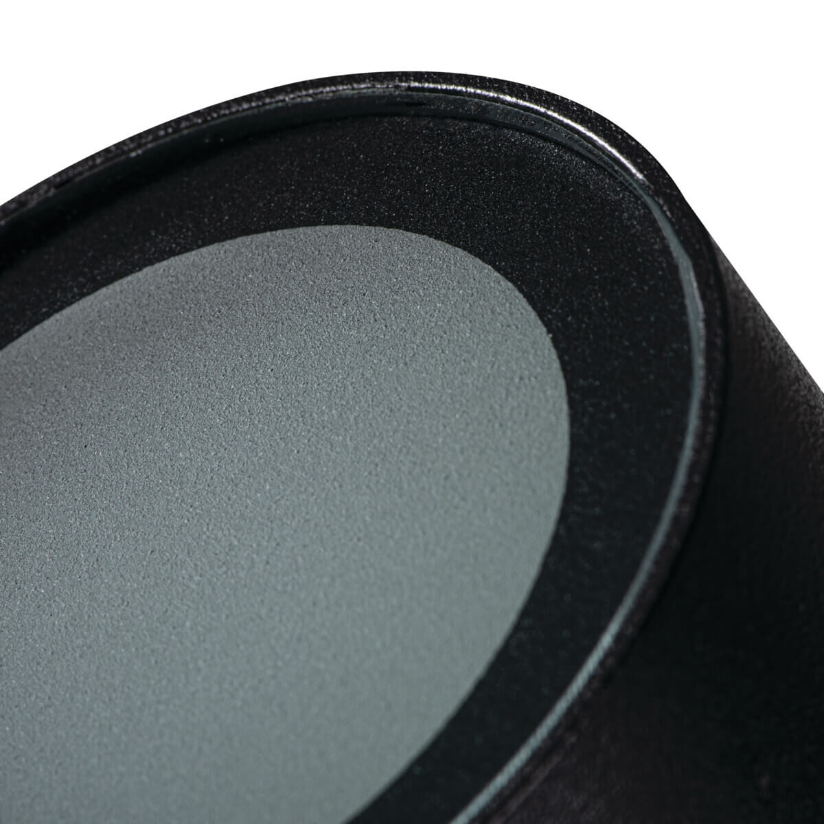 Gros plan sur le diffuseur gris clair et la bordure noire texturée du luminaire.