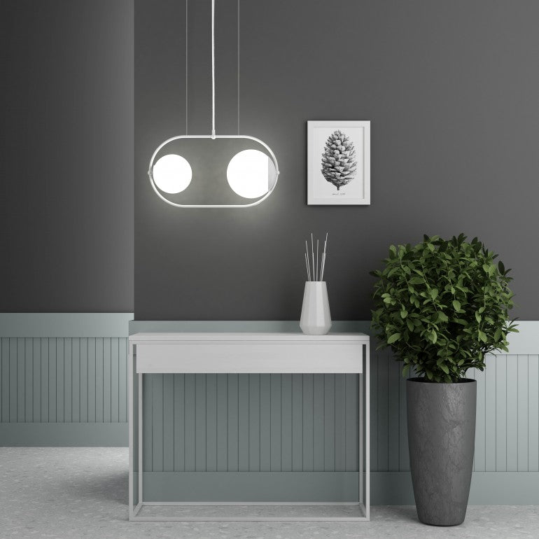 Mise en ambiance dans un intérieur sombre, suspension allumée au-dessus d'une console grise