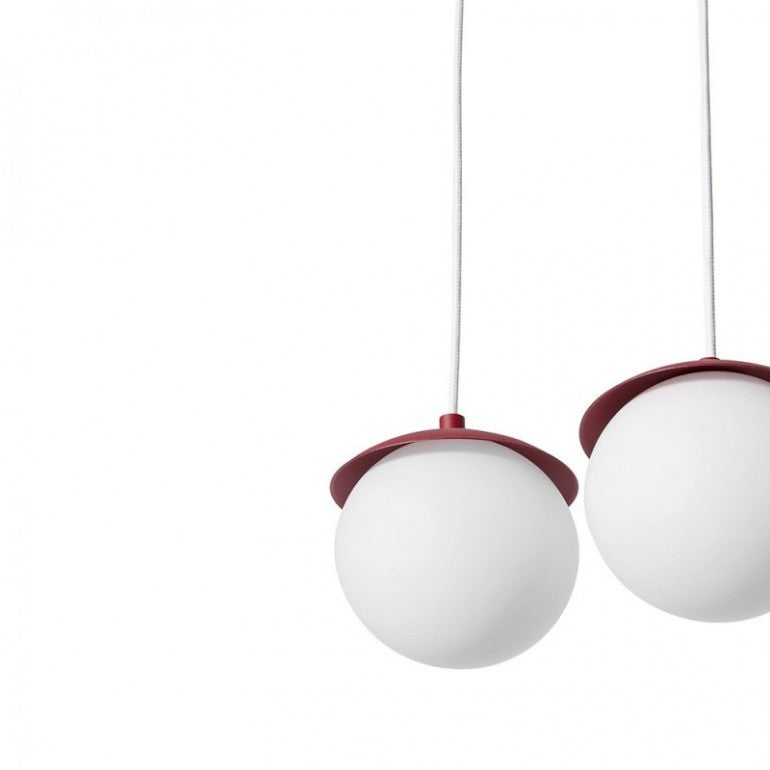 Gros plan sur deux globes blancs coiffés d'une calotte rouge bordeaux
