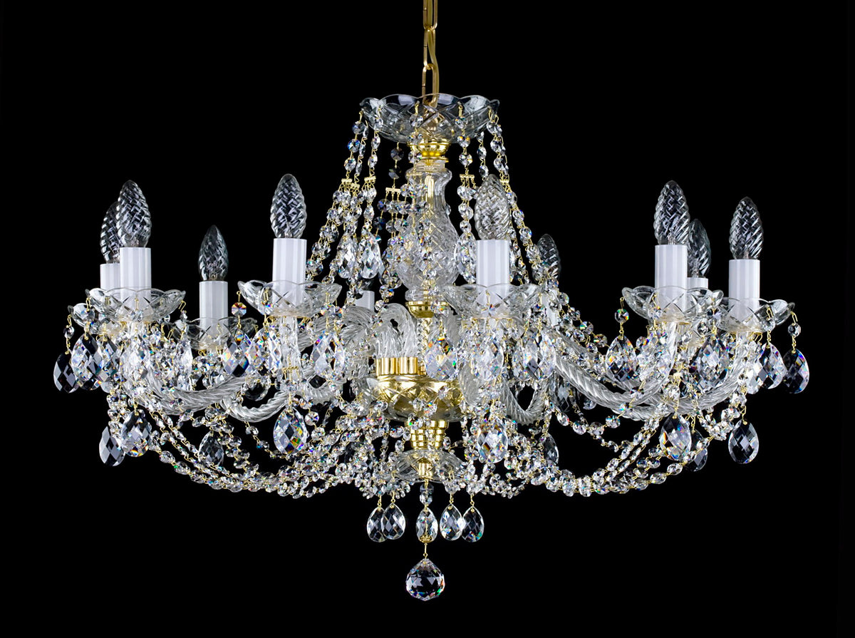 Lustre en cristal à huit bras dorés, photo produit sur fond noir