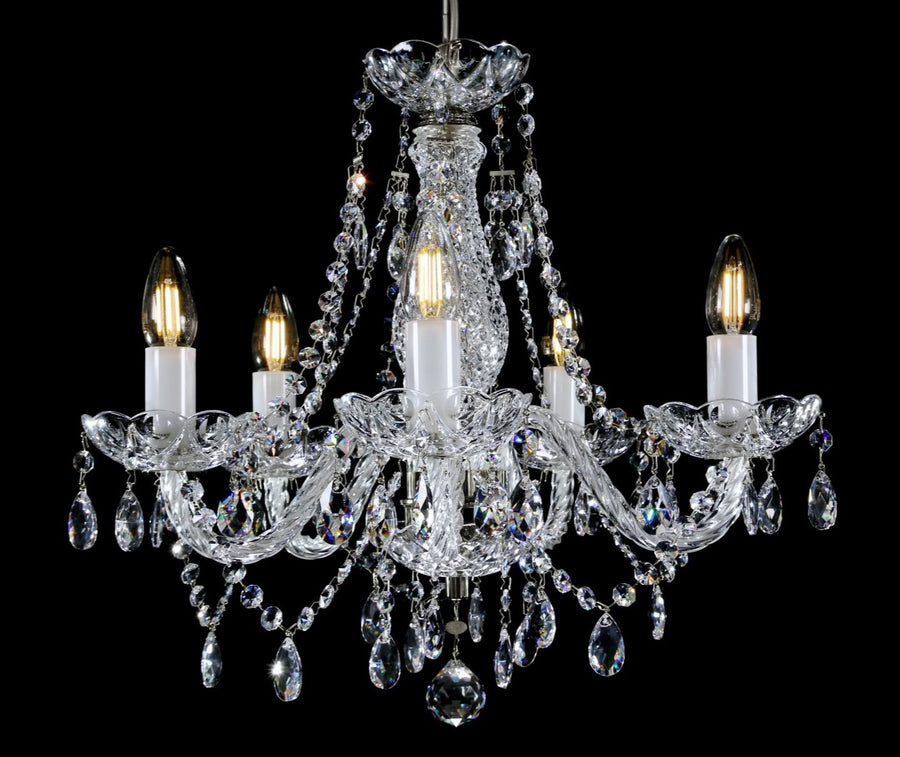 Vue de face du lustre, gouttes de cristal et bras courbes en verre transparent