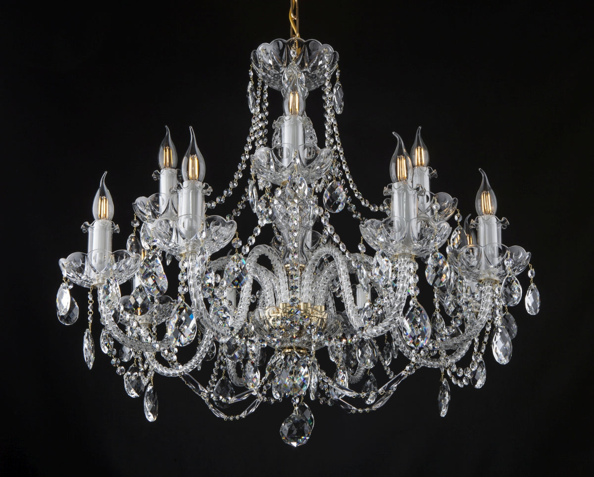 Lustre en cristal à huit bras, pendeloques et chaînettes, photographié de face sur fond noir.