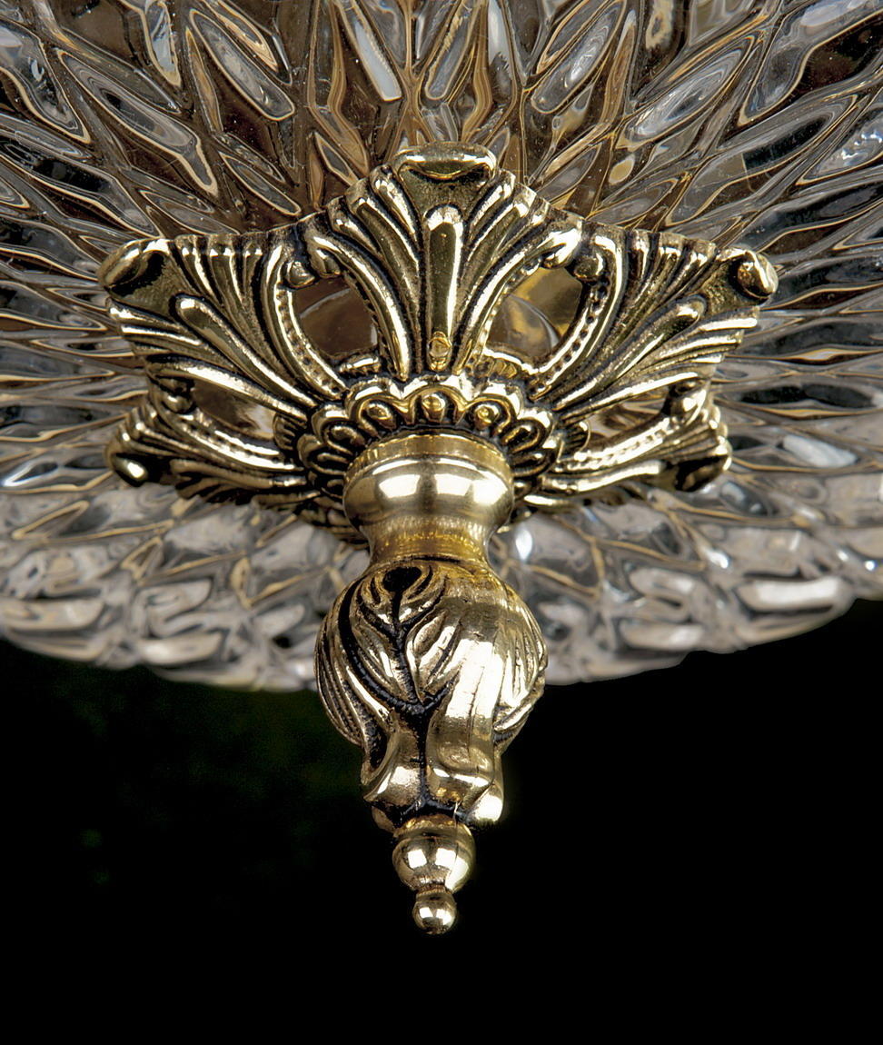 Détail du cabochon doré sous la coupelle en verre taillé