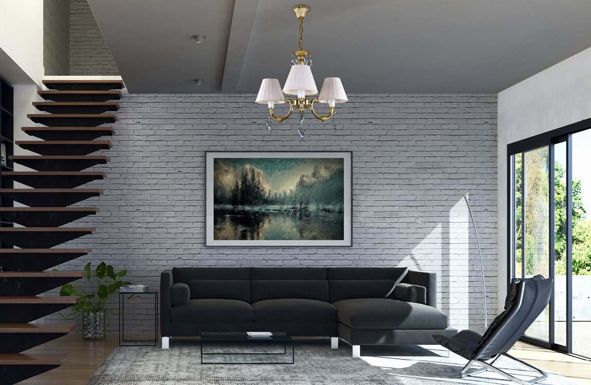 Mise en ambiance du lustre suspendu dans un séjour avec canapé gris et mur de briques.