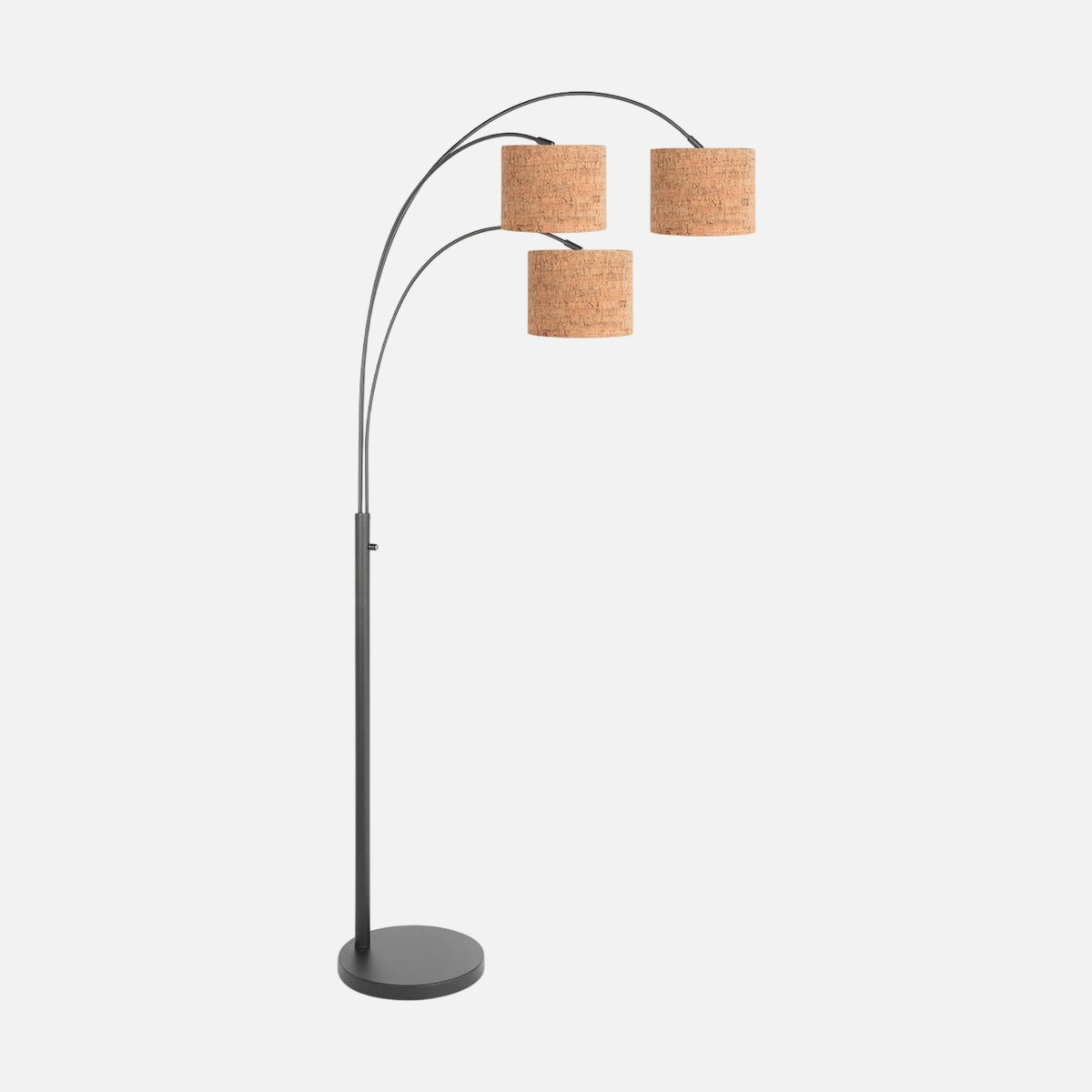 Lampadaire arc Liéro, 3 abat-jour en liège naturel, métal noir, base Ø 30 cm – Designix.fr