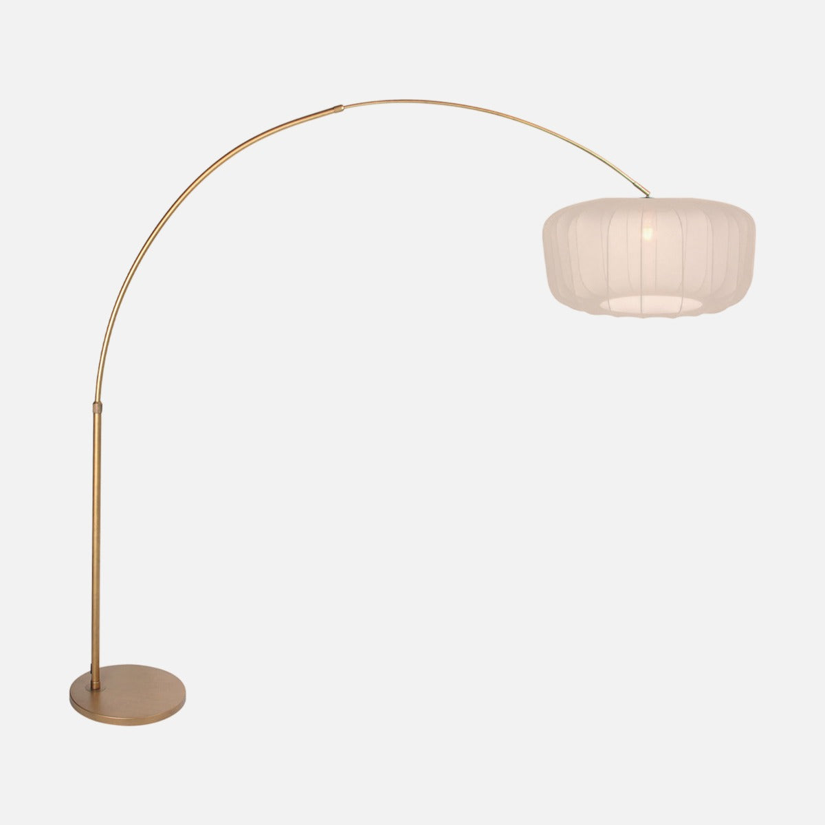 Lampadaire arc salon bronze, abat-jour plissé blanc Ø 60 cm, sur fond gris clair – Designix.fr