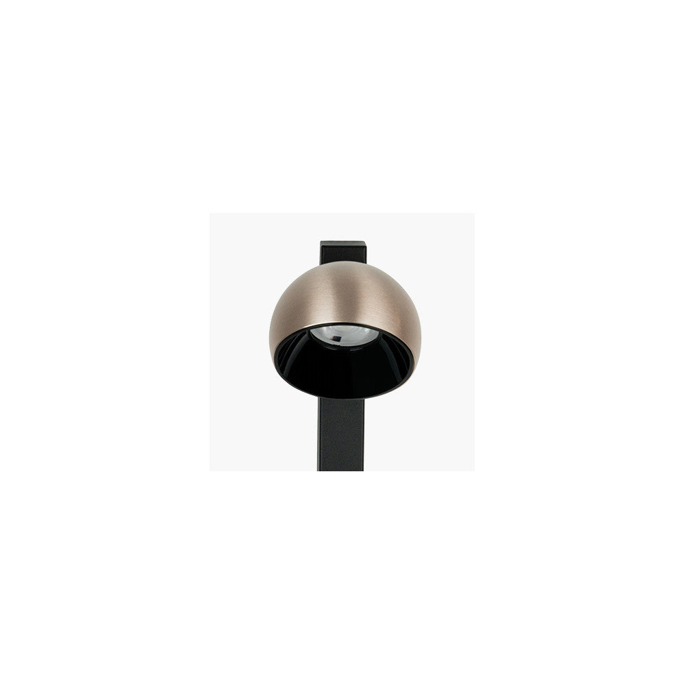 Gros plan sur la tête demi-sphère or brossé et son diffuseur LED noir