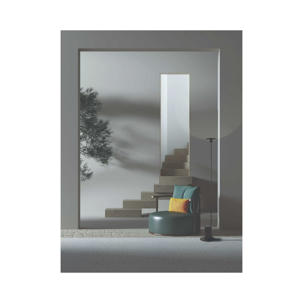 Mise en ambiance dans un intérieur design avec escalier, fauteuil bleu et lampe sur pied noire