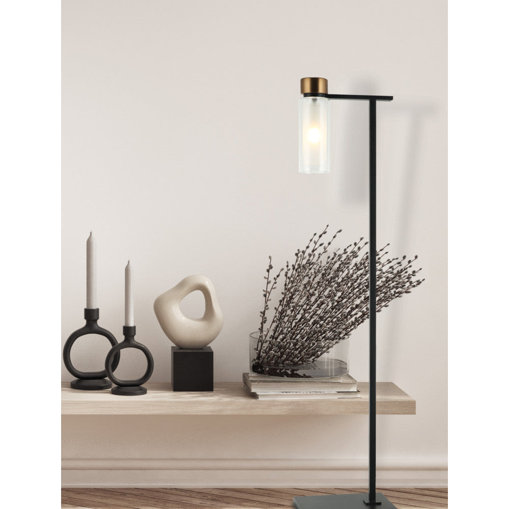 Mise en ambiance claire : lampadaire allumé près d'une étagère en bois et bougies
