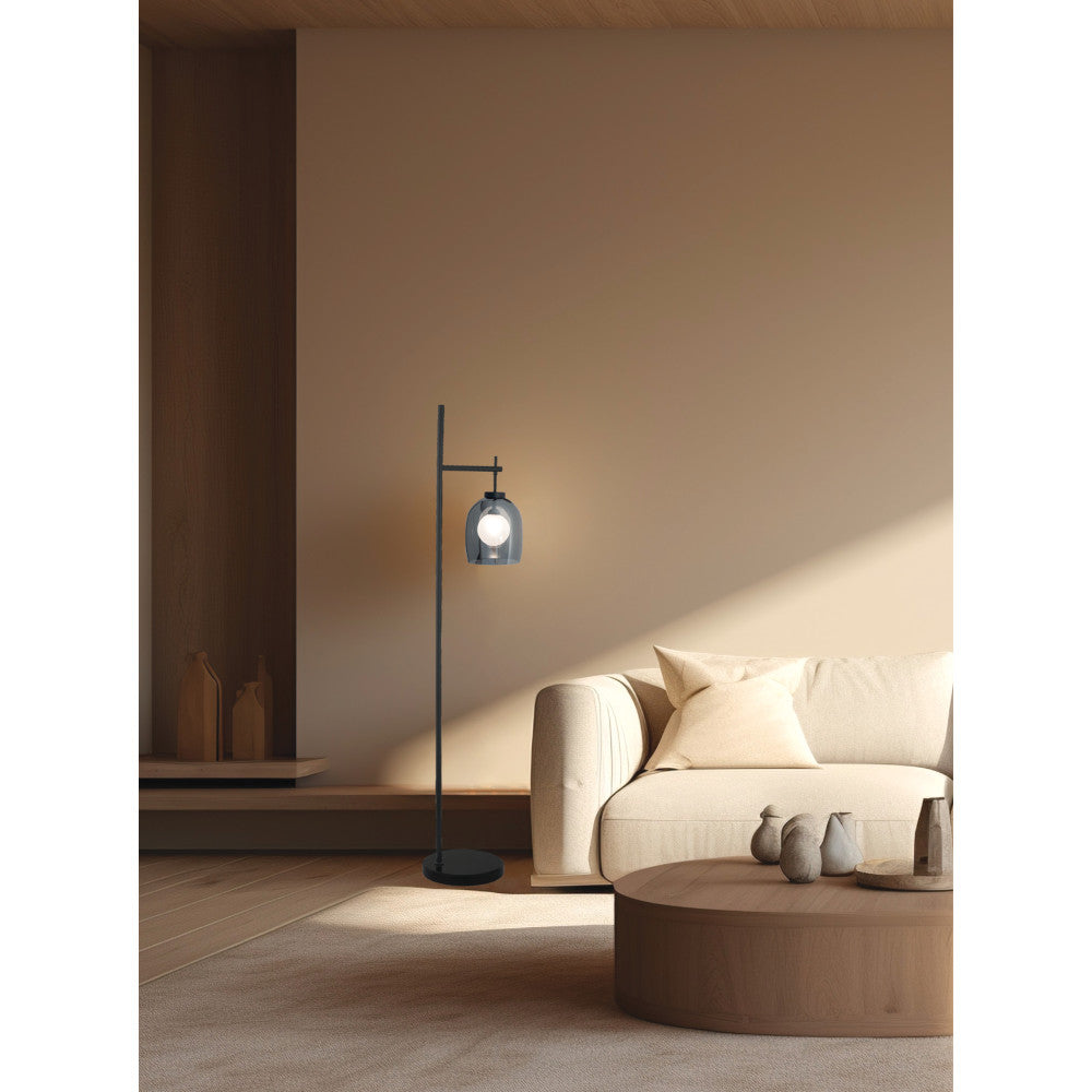 Lampadaire éclairé près d'un canapé beige dans un intérieur chaleureux
