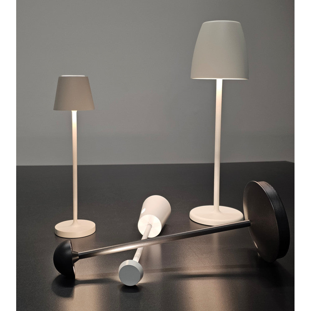 Gamme de lampes sans fil noires et blanches, debout et couchées sur fond sombre