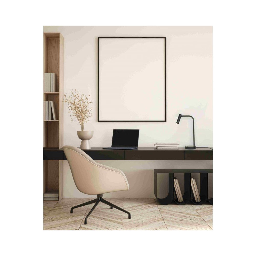 Mise en ambiance bureau moderne, lampe noire posée sur un plan de travail en bois clair