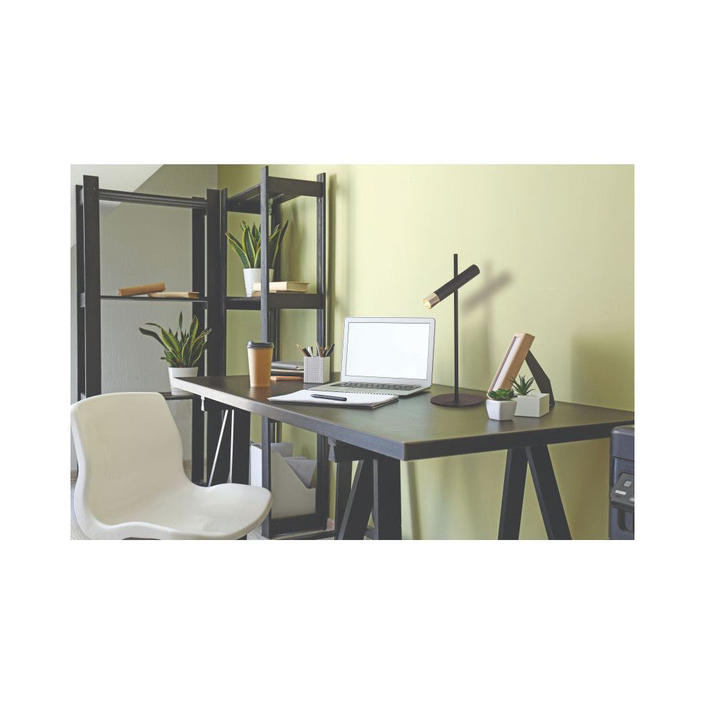 Mise en ambiance bureau : lampe design posée près d'un ordinateur portable ouvert