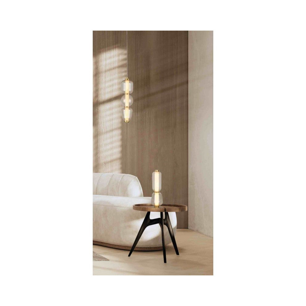 Mise en ambiance salon avec lampe posée sur table basse et suspension au plafond