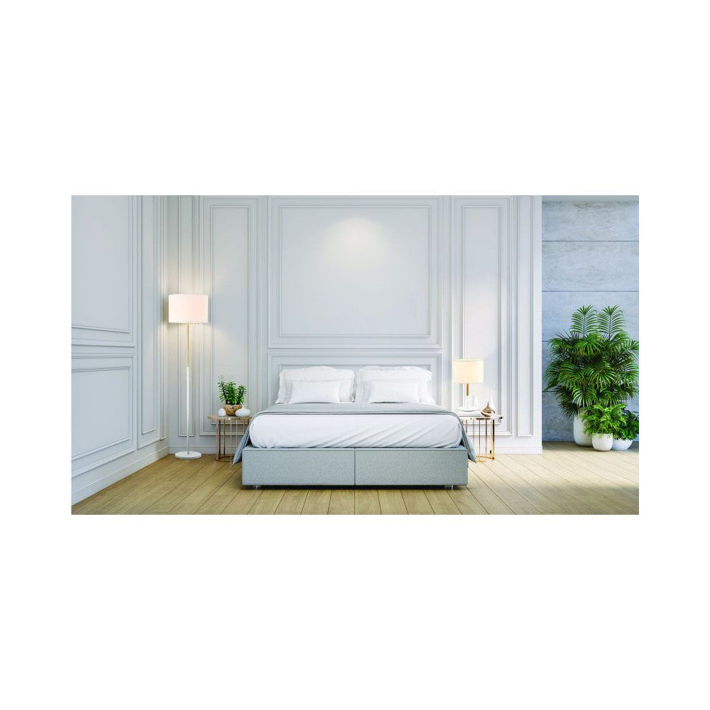 Mise en ambiance chambre claire, lampe de chevet allumée diffusant une lumière chaude