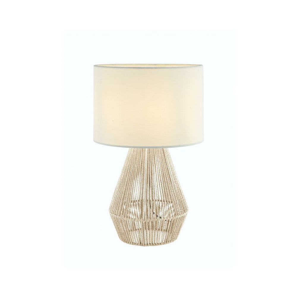 Lampe de table sur fond blanc, abat-jour cylindrique blanc et pied en rotin ajouré.