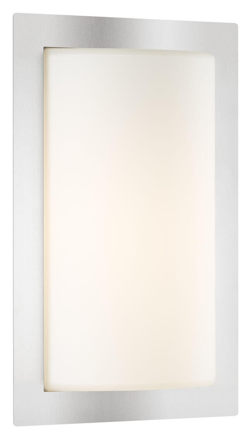 Applique extérieure allumée diffusant une lumière chaude à travers son verre blanc.