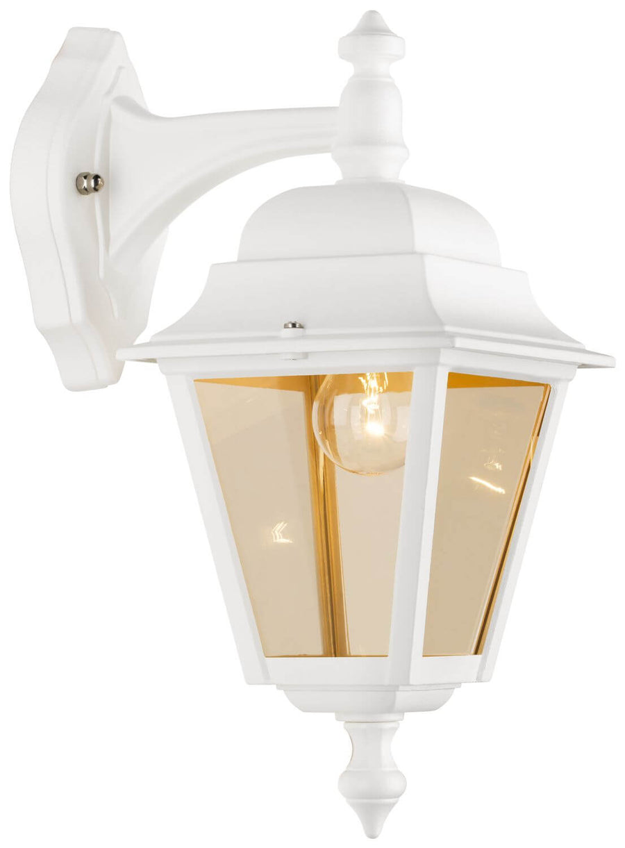 Lampe allumée, ampoule visible diffusant une lumière chaude à travers les vitres.